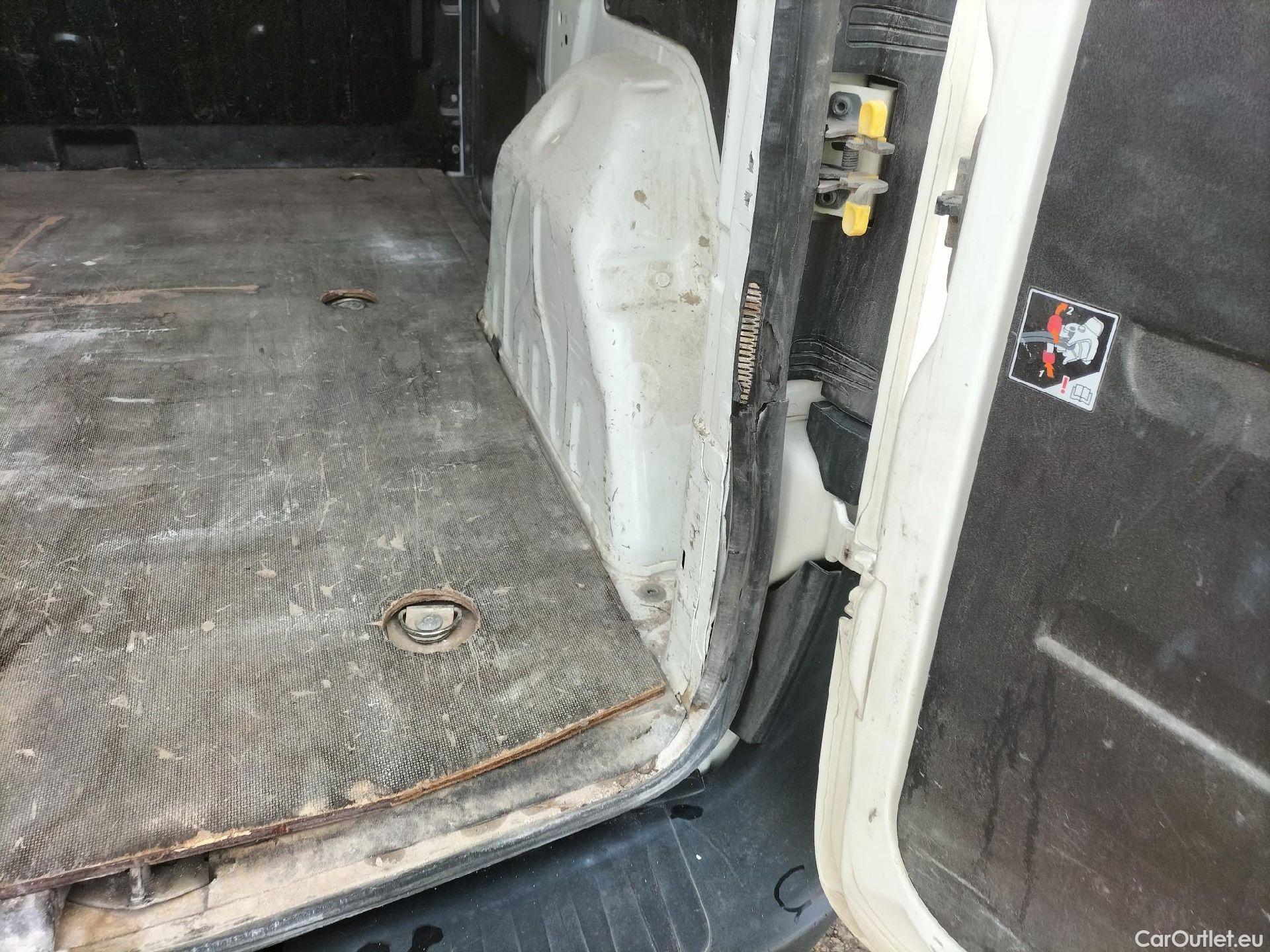  Fiat  Doblo FIAT Doblò Cargo/2015/3P/furgón derivado de turismo Cargo Base 1.3 Multijet 70kW (95CV) #24