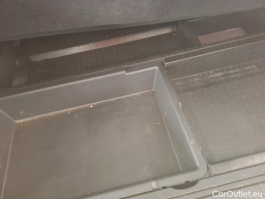  Peugeot  3008 PEUGEOT  / 2020 / 5P / SUV 1.6 HYBRID 225 E-EAT8 GT Pack #28