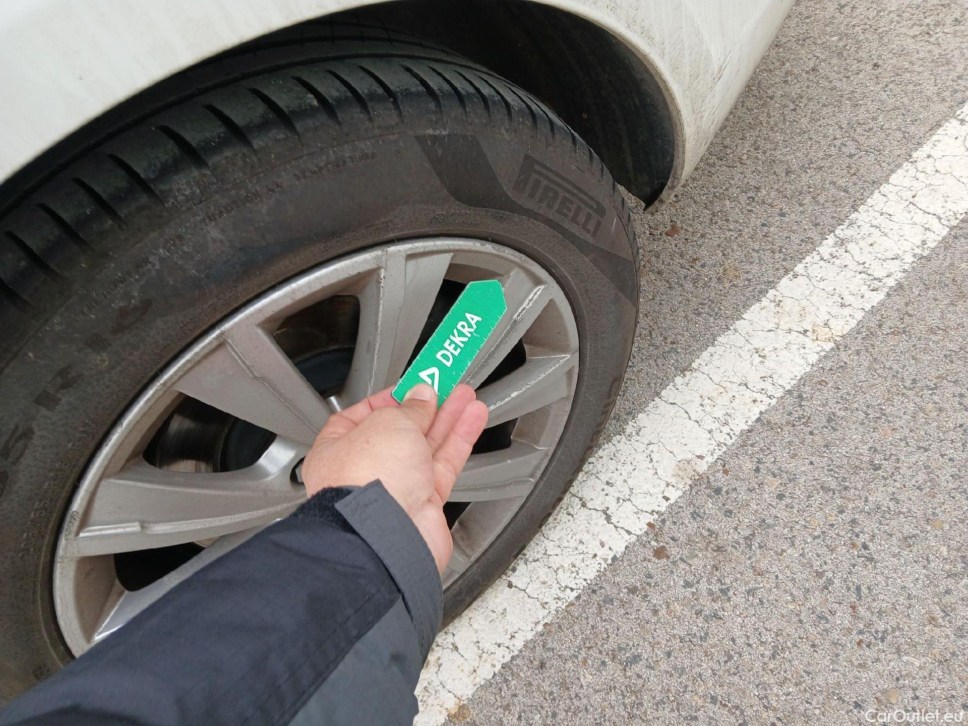  Peugeot  308 PEUGEOT  / 2017 / 5P / familiar SW Style 1.5 BlueHDi 96KW (130CV) Auto #4