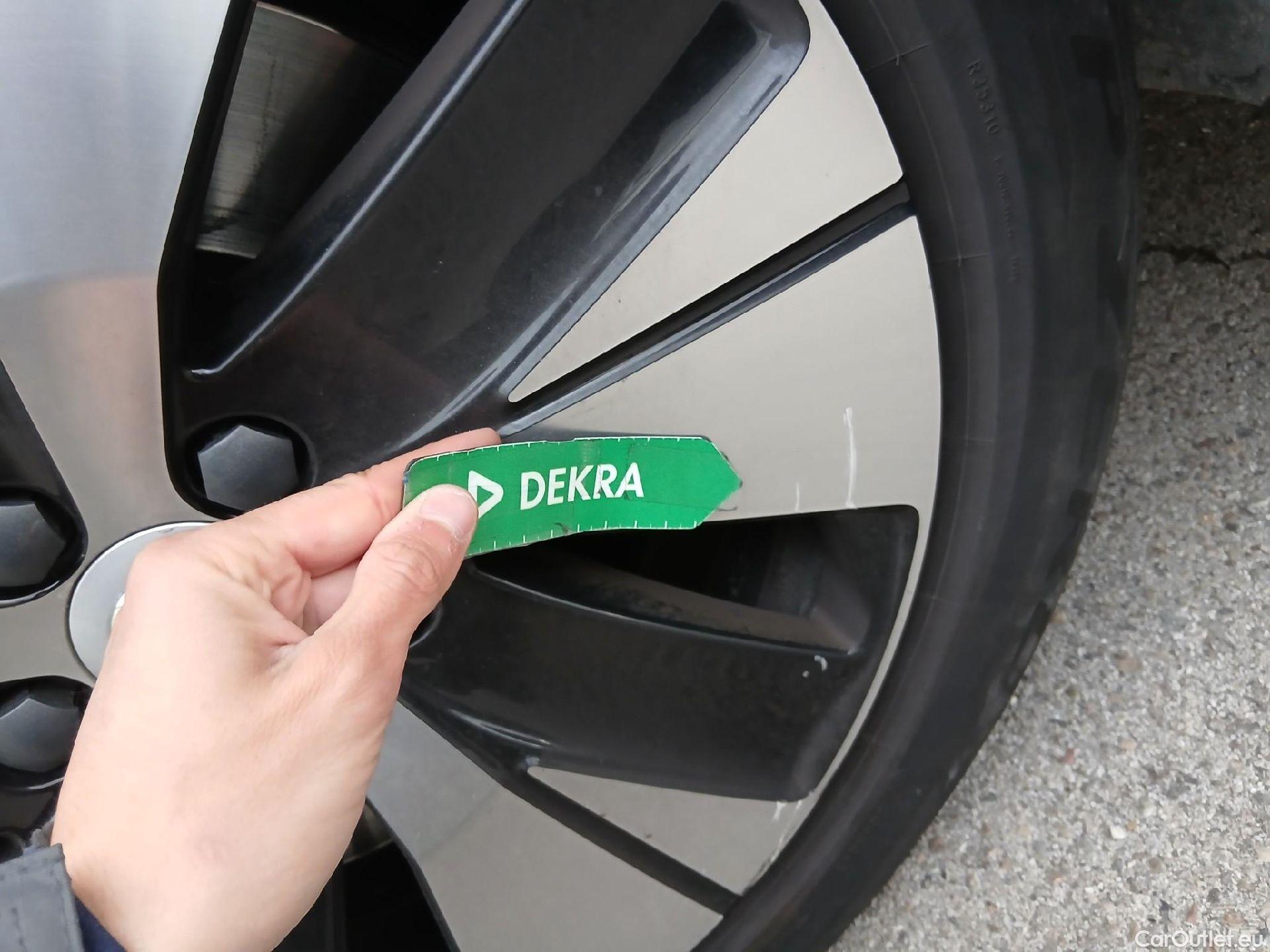  Volvo  XC 40 VOLVO XC40 / 2017 / 5P / todoterreno 1.5 T4 Twin Recharge R-Design Exp Auto #9