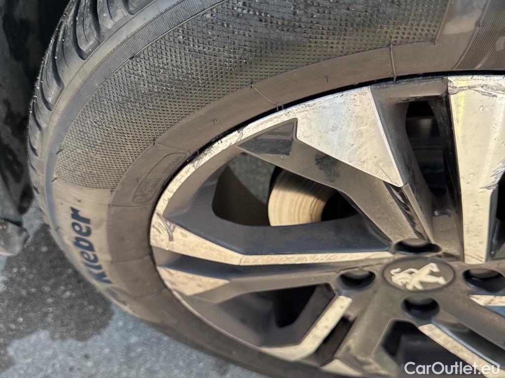  Peugeot  2008 PEUGEOT  / 2019 / 5P / todoterreno Allure BlueHDI 81kW (110CV) #10