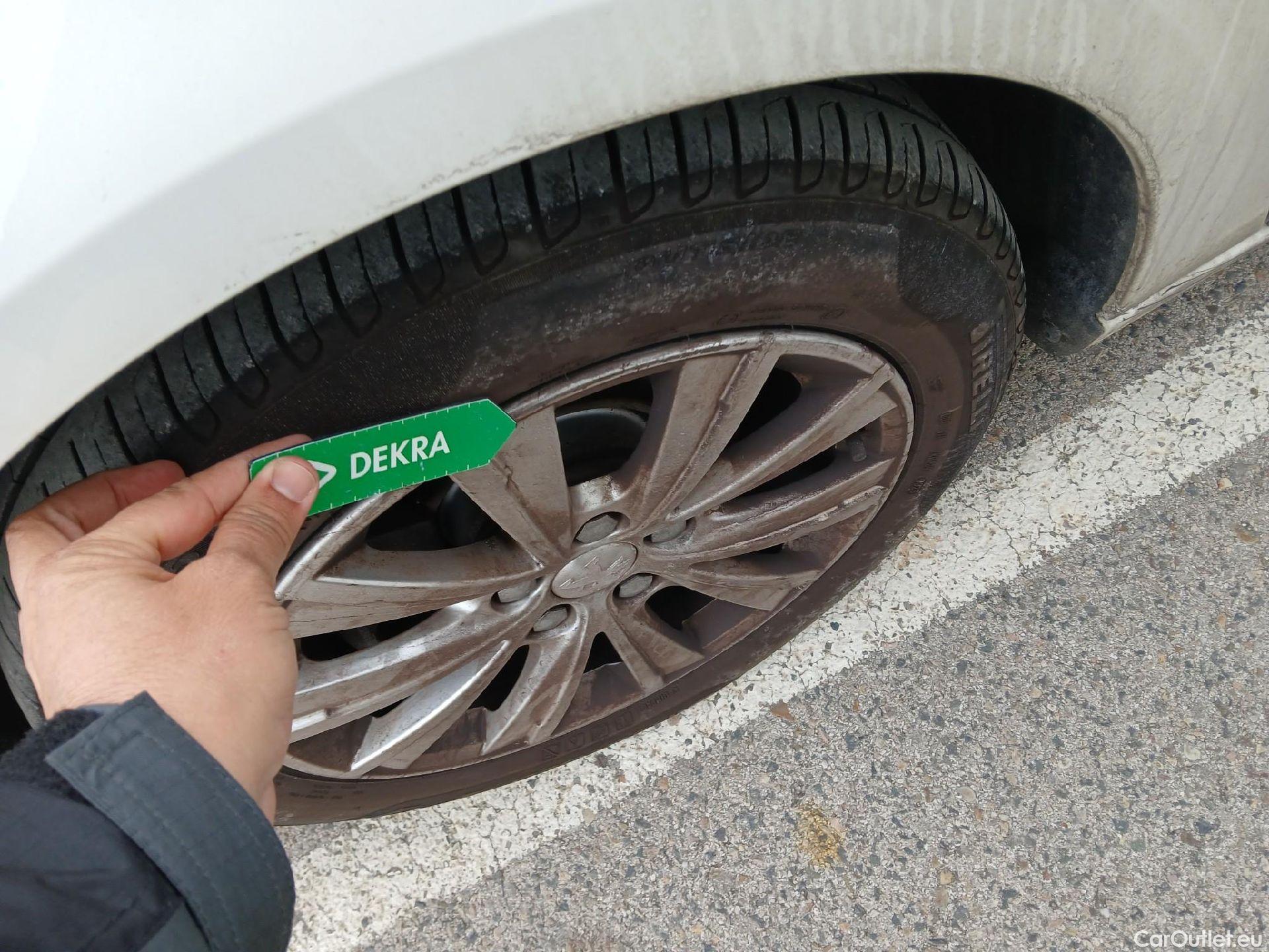  Peugeot  308 PEUGEOT  / 2017 / 5P / familiar SW Style 1.5 BlueHDi 96KW (130CV) Auto #3