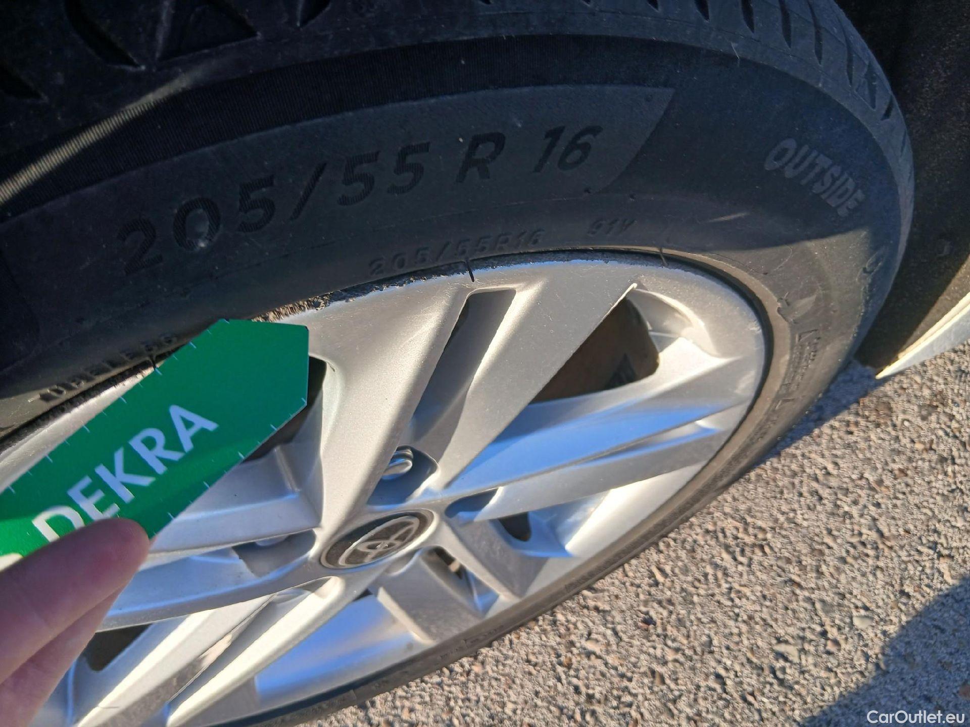  Toyota  Corolla TOYOTA  / 2019 / 5P / familiar 1.8 125H ACTIVE TECH E-CVT TOU SPORT #6