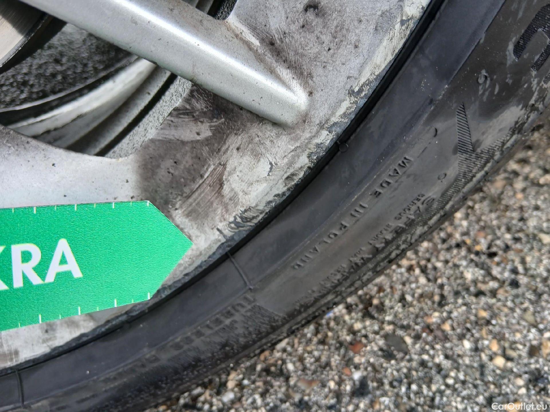  Bmw  Serie 1 BMW  / 2019 / 5P / berlina con portón 118i #7