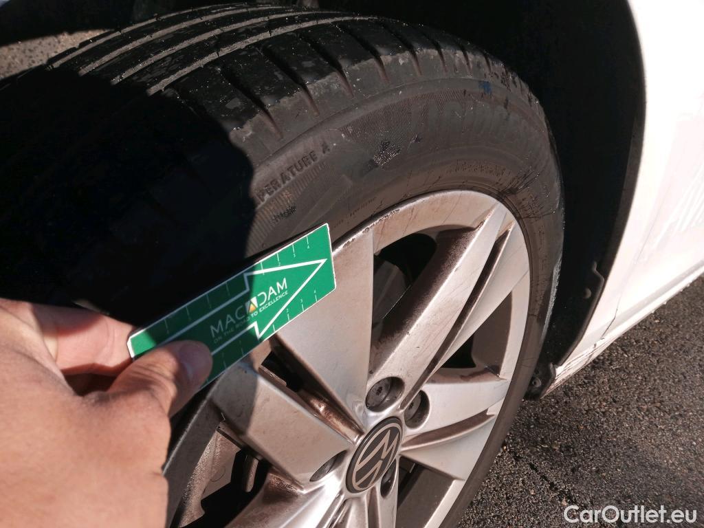  Volkswagen  Golf  VOLKSWAGEN / 2020 / 5P / berlina con portón 2.0 TDI 85kW (115CV) #6