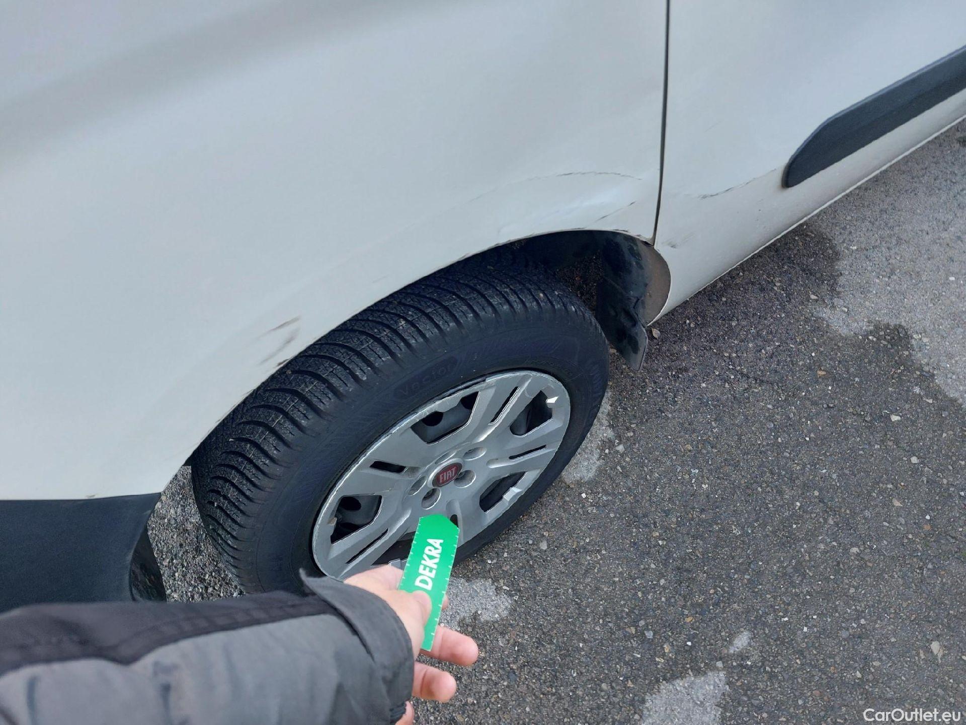  Fiat  Doblo FIAT Doblò Cargo/2015/4P/furgón derivado de turismo Cargo SX 1.3 Mjet 70 kW (95 CV) #41