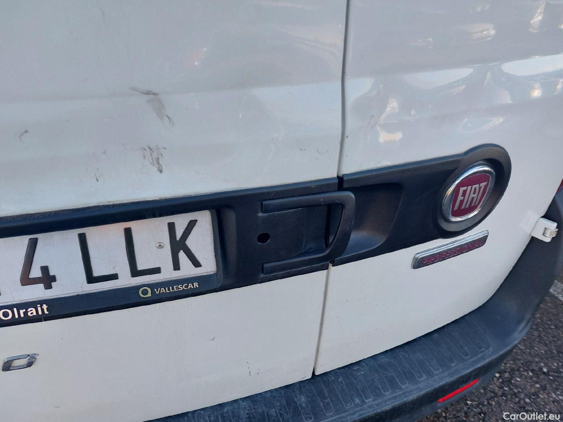  Fiat  Doblo FIAT Doblò Cargo/2015/4P/furgón derivado de turismo Cargo SX 1.3 Mjet 70 kW (95 CV) #35