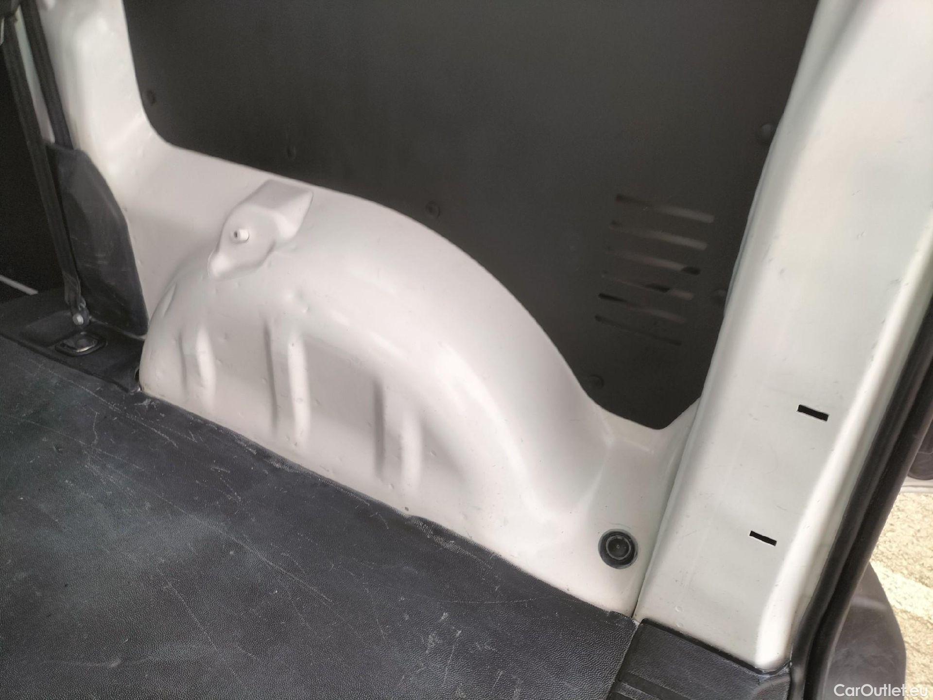  Opel  Vivaro OPEL  / 2019 / 4P / combi 1.5 Diésel 88kW (120CV) M Std Express #26