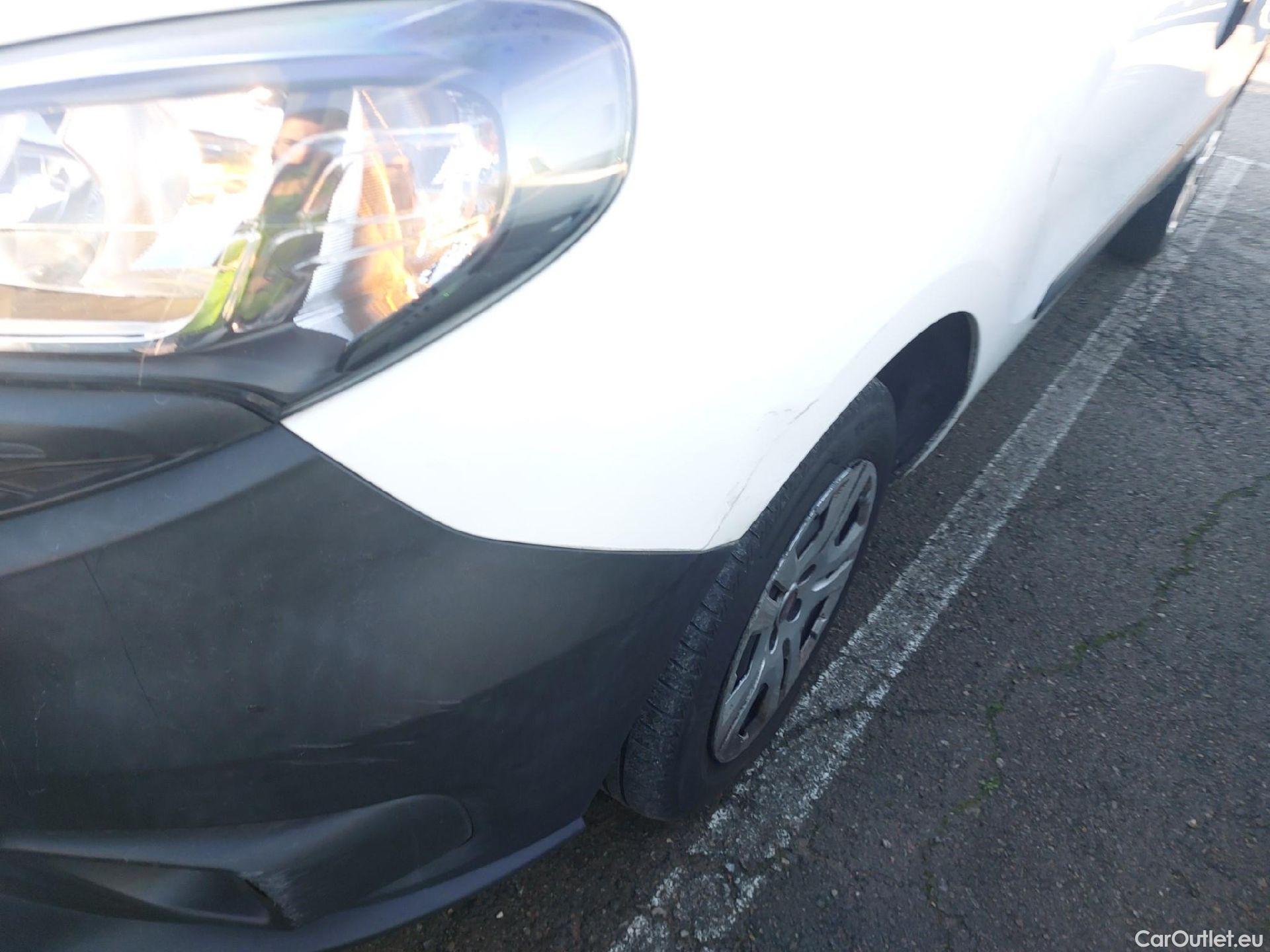  Fiat  Doblo FIAT Doblò Cargo/2015/4P/furgón derivado de turismo Cargo SX 1.3 Mjet 70 kW (95 CV) #14