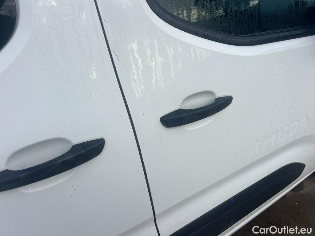  Citroen  Berlingo CITROEN  / 2018 / 4P / combi Talla M BlueHDi 100 S&S LIVE (AC) #32