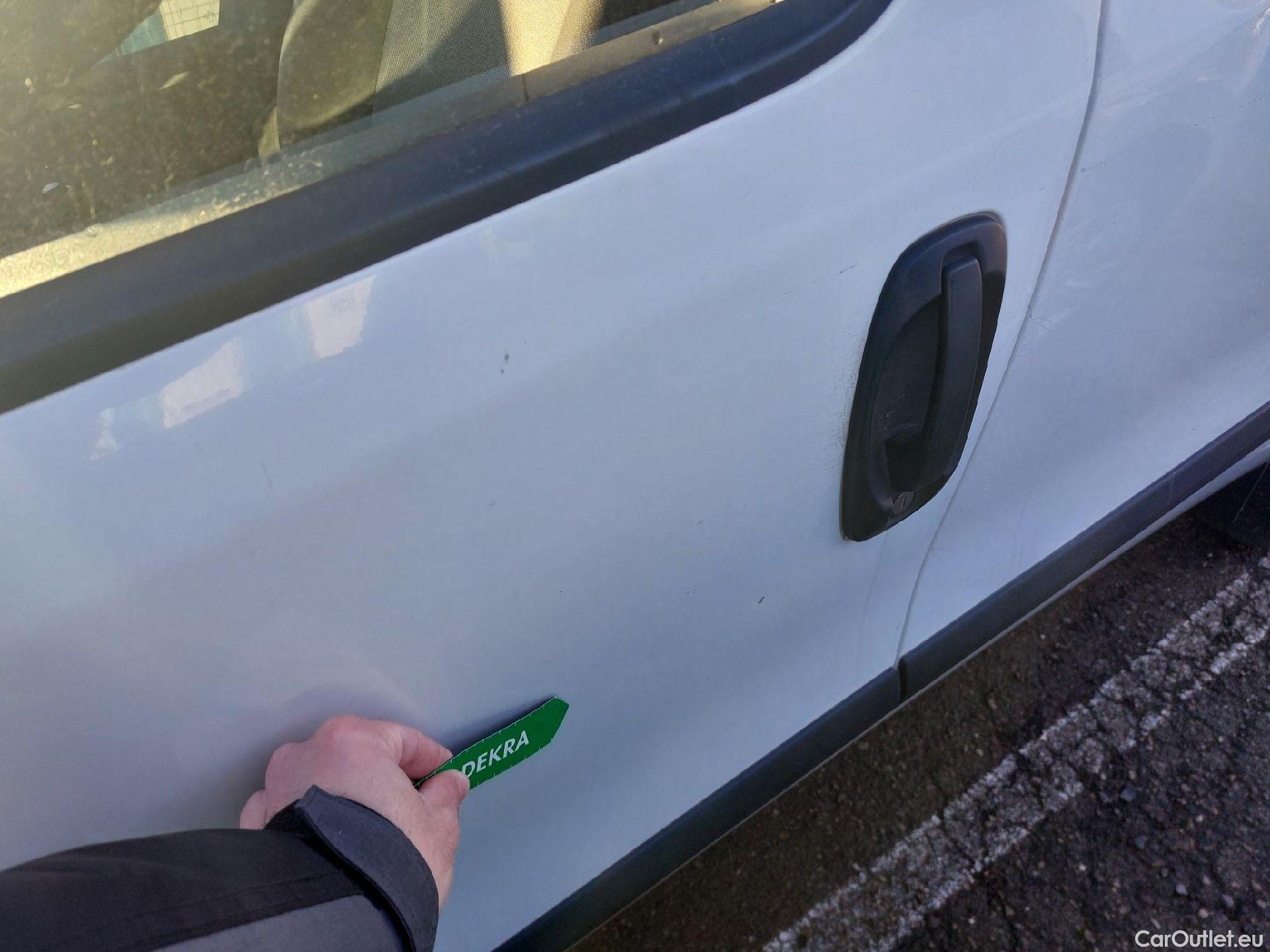  Fiat  Doblo FIAT Doblò Cargo/2015/4P/furgón derivado de turismo Cargo SX 1.3 Mjet 70 kW (95 CV) #25