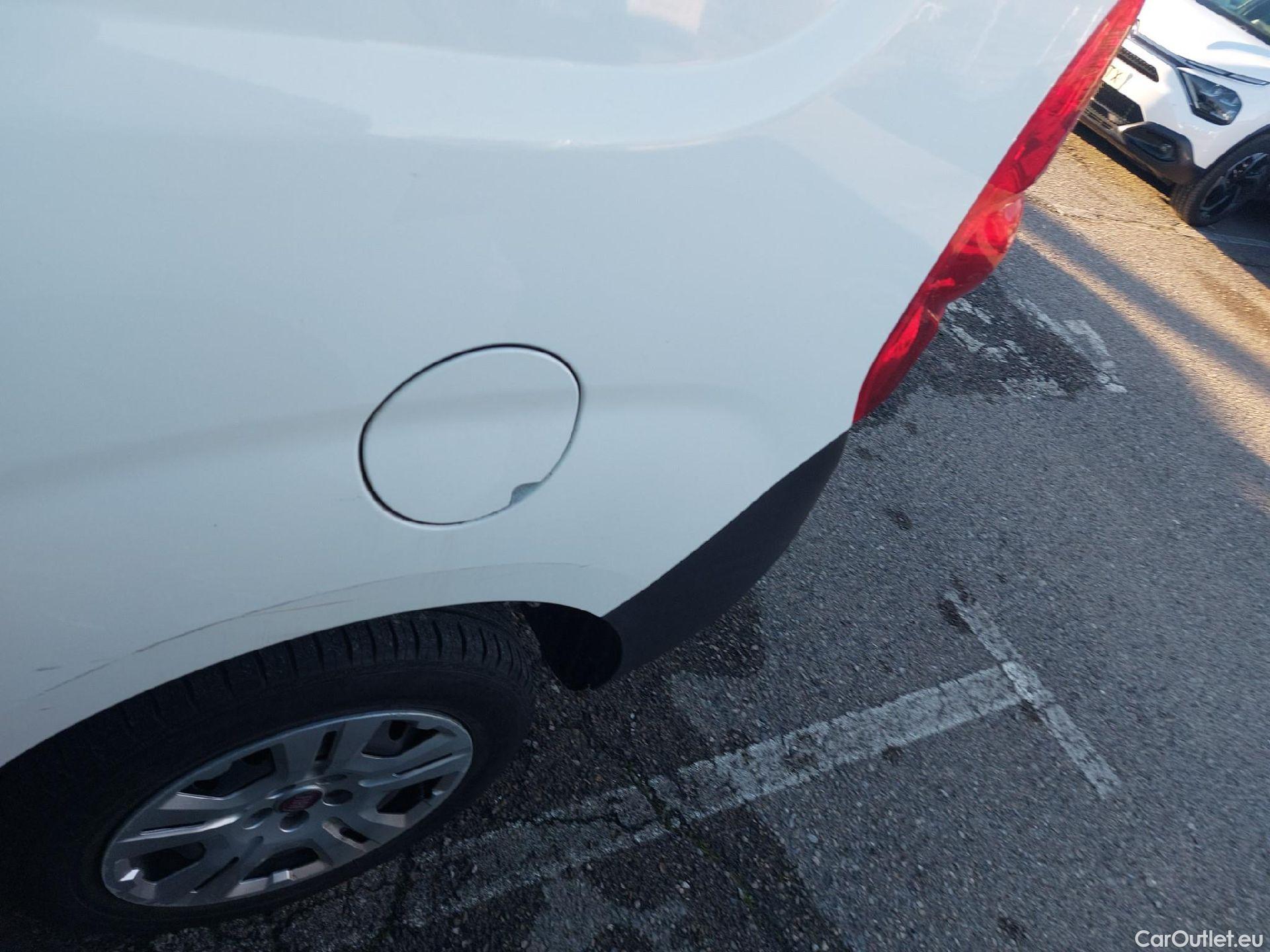  Fiat  Doblo FIAT Doblò Cargo/2015/4P/furgón derivado de turismo Cargo SX 1.3 Mjet 70 kW (95 CV) #29