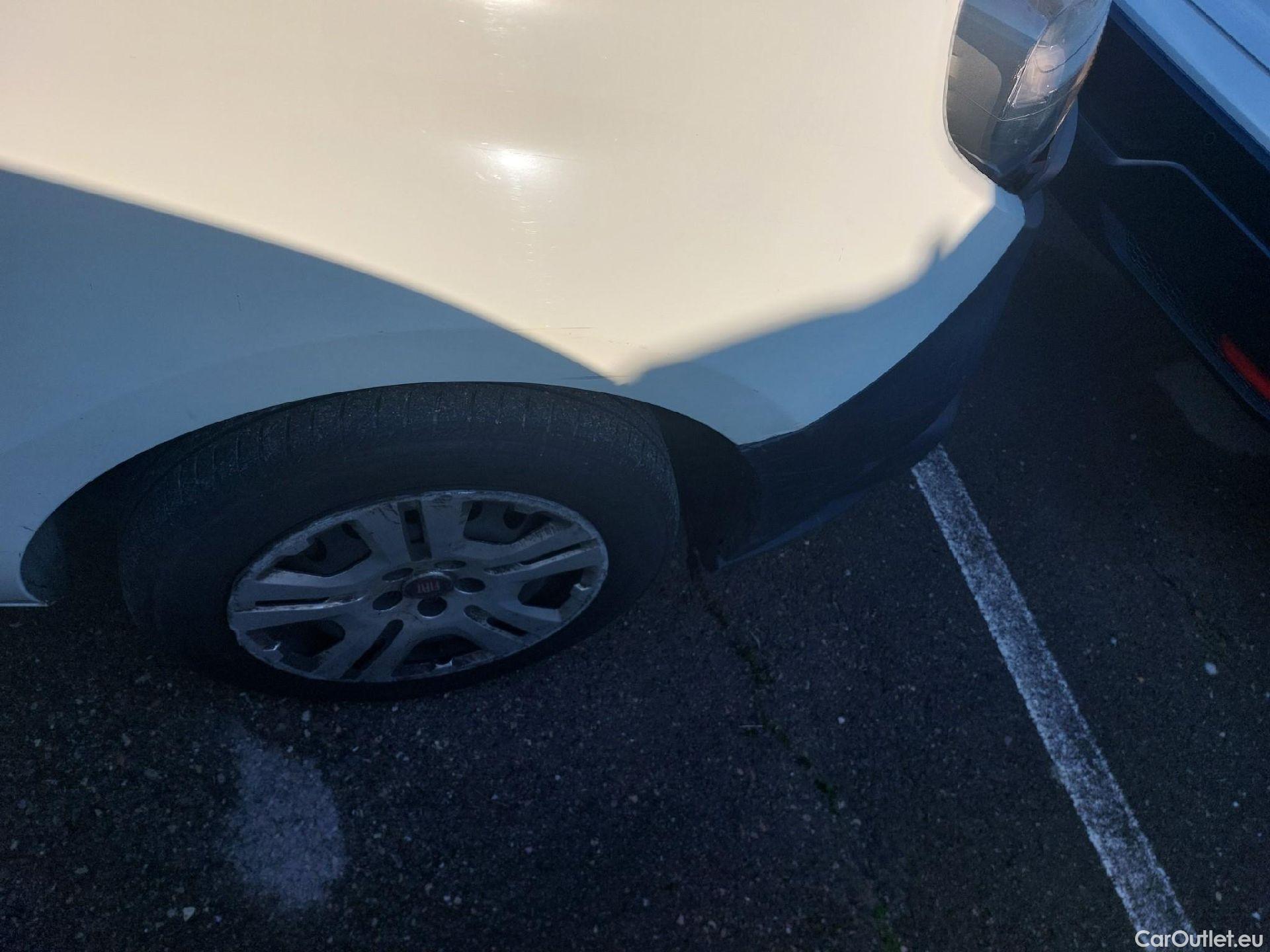  Fiat  Doblo FIAT Doblò Cargo/2015/4P/furgón derivado de turismo Cargo SX 1.3 Mjet 70 kW (95 CV) #49