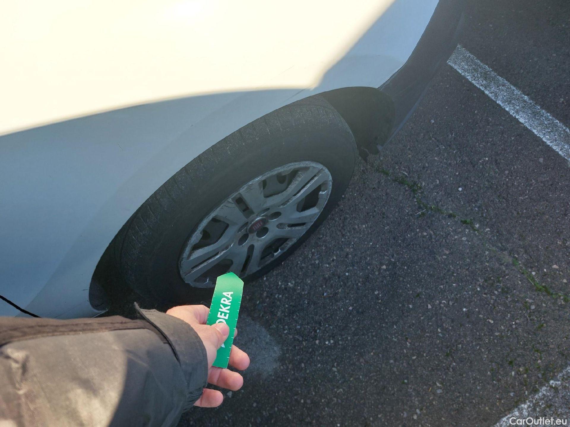  Fiat  Doblo FIAT Doblò Cargo/2015/4P/furgón derivado de turismo Cargo SX 1.3 Mjet 70 kW (95 CV) #48