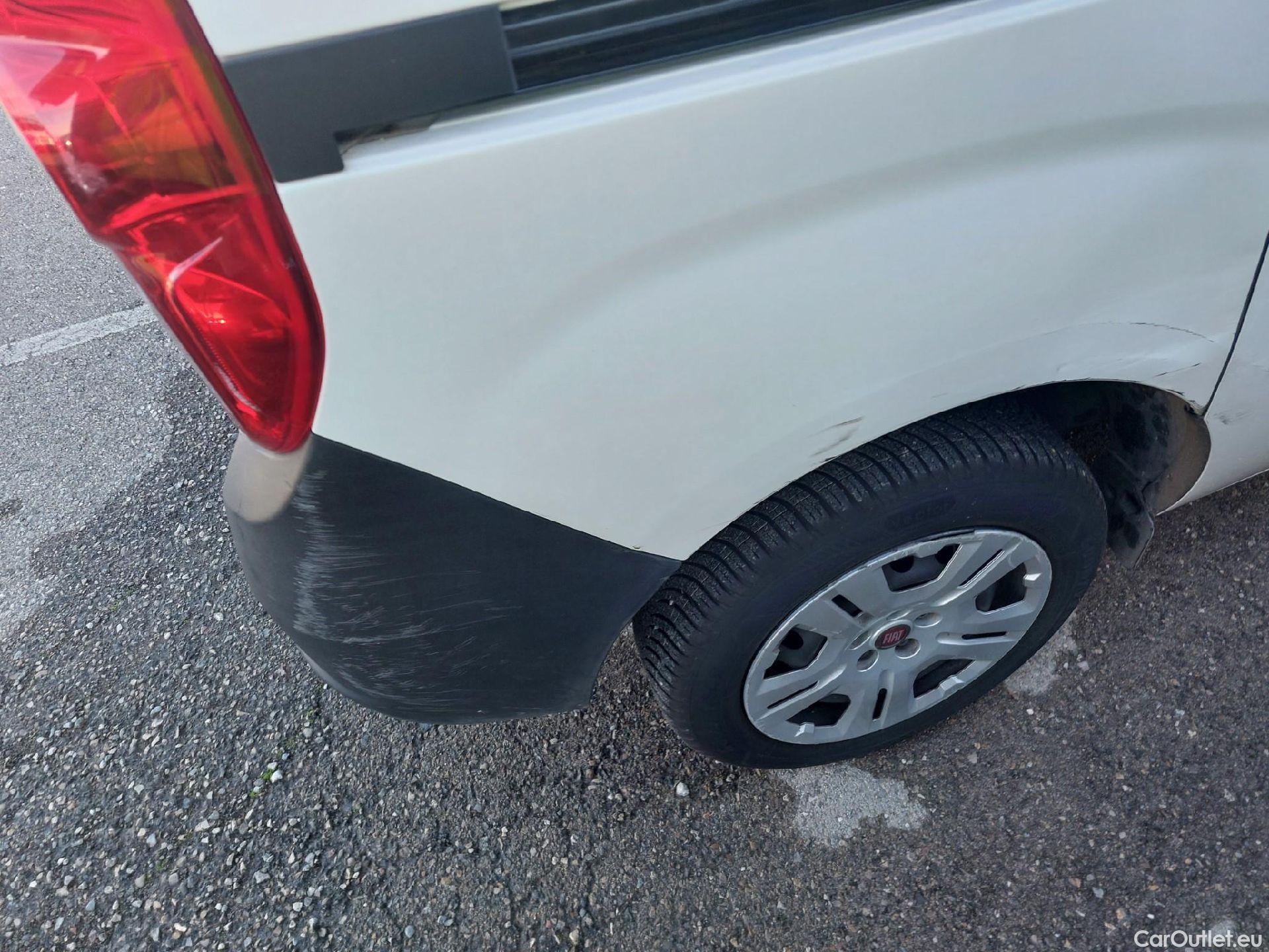  Fiat  Doblo FIAT Doblò Cargo/2015/4P/furgón derivado de turismo Cargo SX 1.3 Mjet 70 kW (95 CV) #40