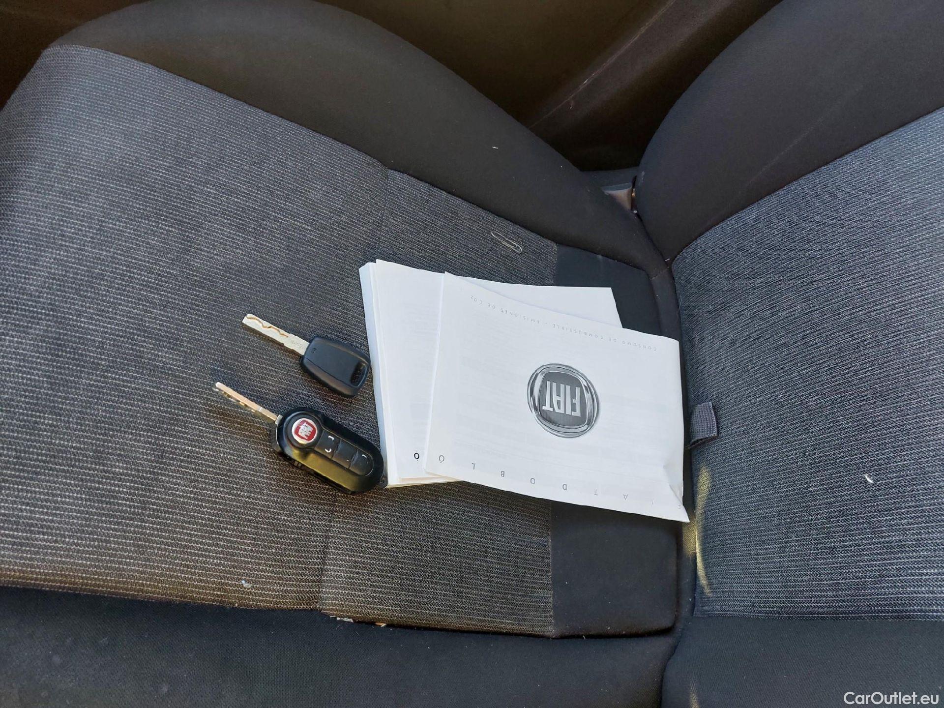  Fiat  Doblo FIAT Doblò Cargo/2015/4P/furgón derivado de turismo Cargo SX 1.3 Mjet 70 kW (95 CV) #1