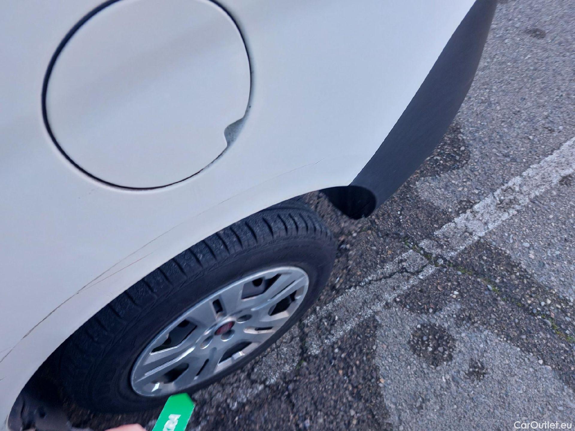  Fiat  Doblo FIAT Doblò Cargo/2015/4P/furgón derivado de turismo Cargo SX 1.3 Mjet 70 kW (95 CV) #28