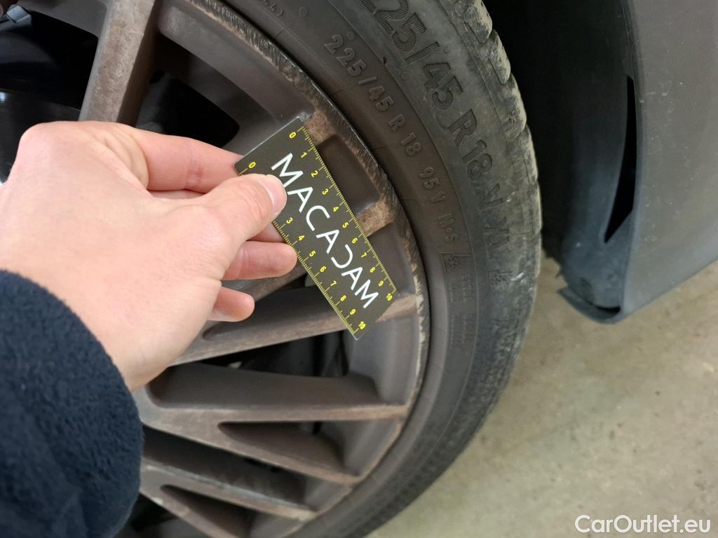  Mercedes  CLA-Klasse MERCEDES-BENZ CLA Coupe / 2019 / 4P / Coupé CLA 180 Progressive Line BA7 #32