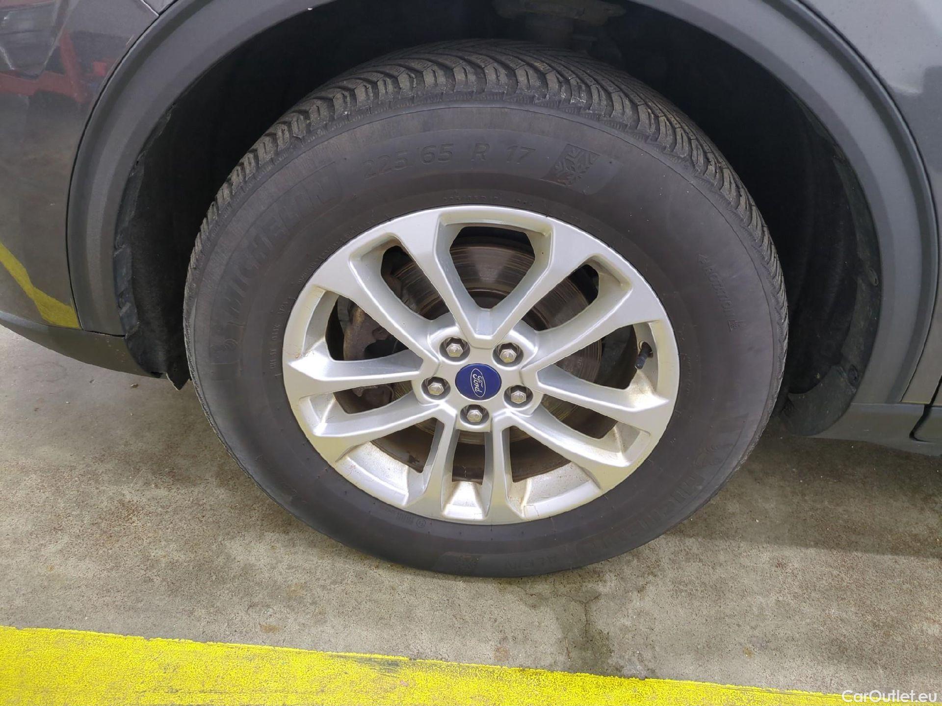  Ford  Kuga FORD  / 2019 / 5P / SUV 2.5 Dur 225 hybrid PHEV Pshift Titanium #4