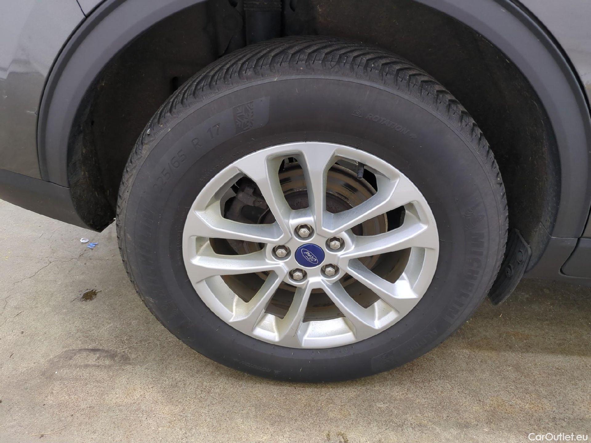  Ford  Kuga FORD  / 2019 / 5P / SUV 2.5 Dur 225 hybrid PHEV Pshift Titanium #2