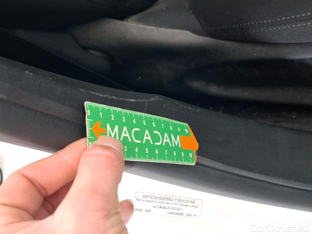  Peugeot  208  Affaire Premium 1.5 HDi 100CV BVM5 E6dT #29