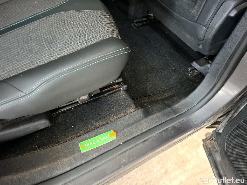  Peugeot  5008  Allure Pack 1.5 HDi 130CV BVM6 7 Sieges E6d #44