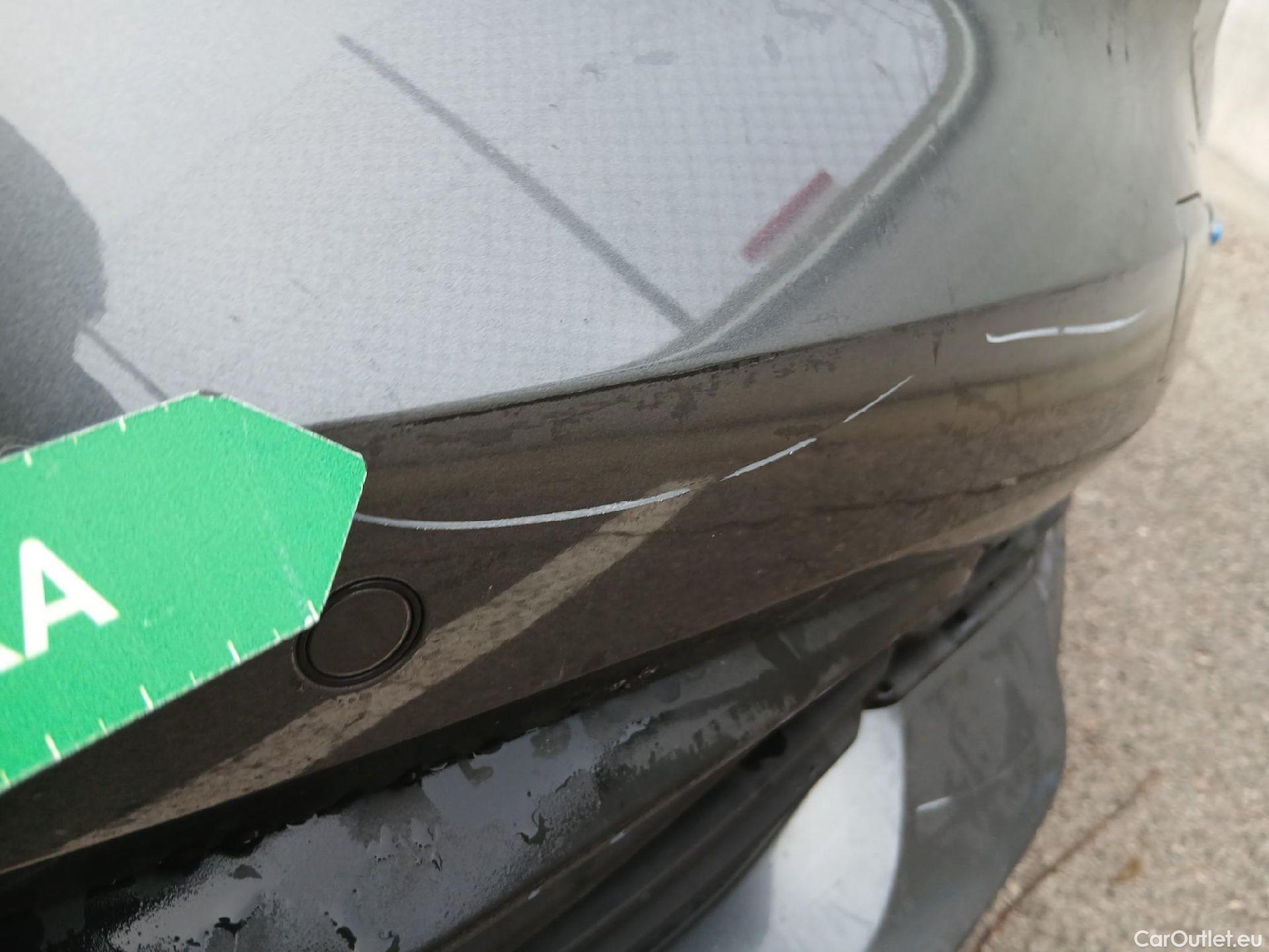  Bmw  Serie 1 BMW  / 2019 / 5P / berlina con portón 118i #3