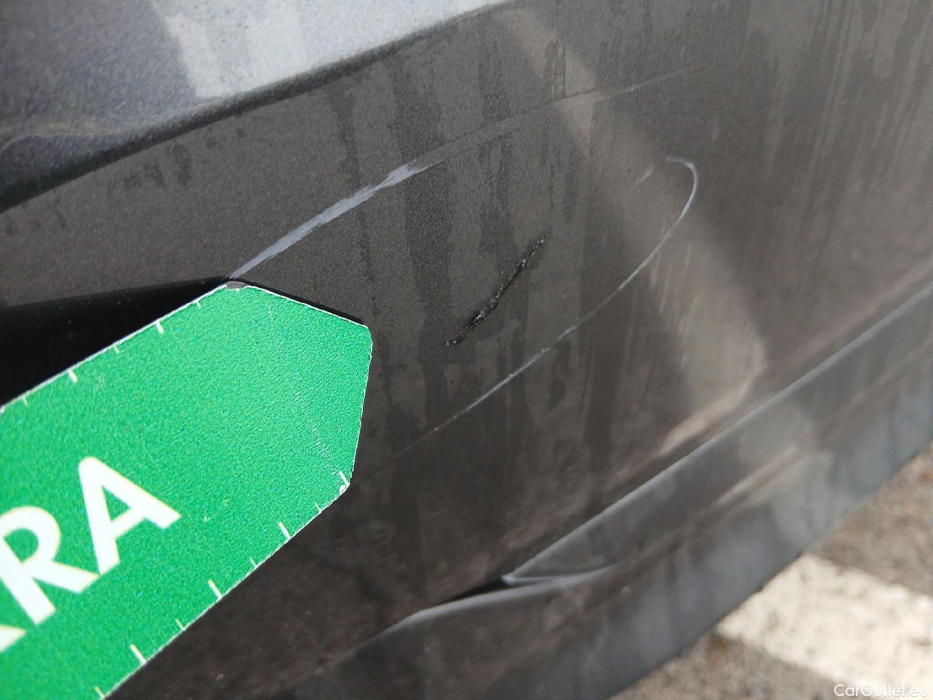  Bmw  Serie 1 BMW  / 2019 / 5P / berlina con portón 118i #13