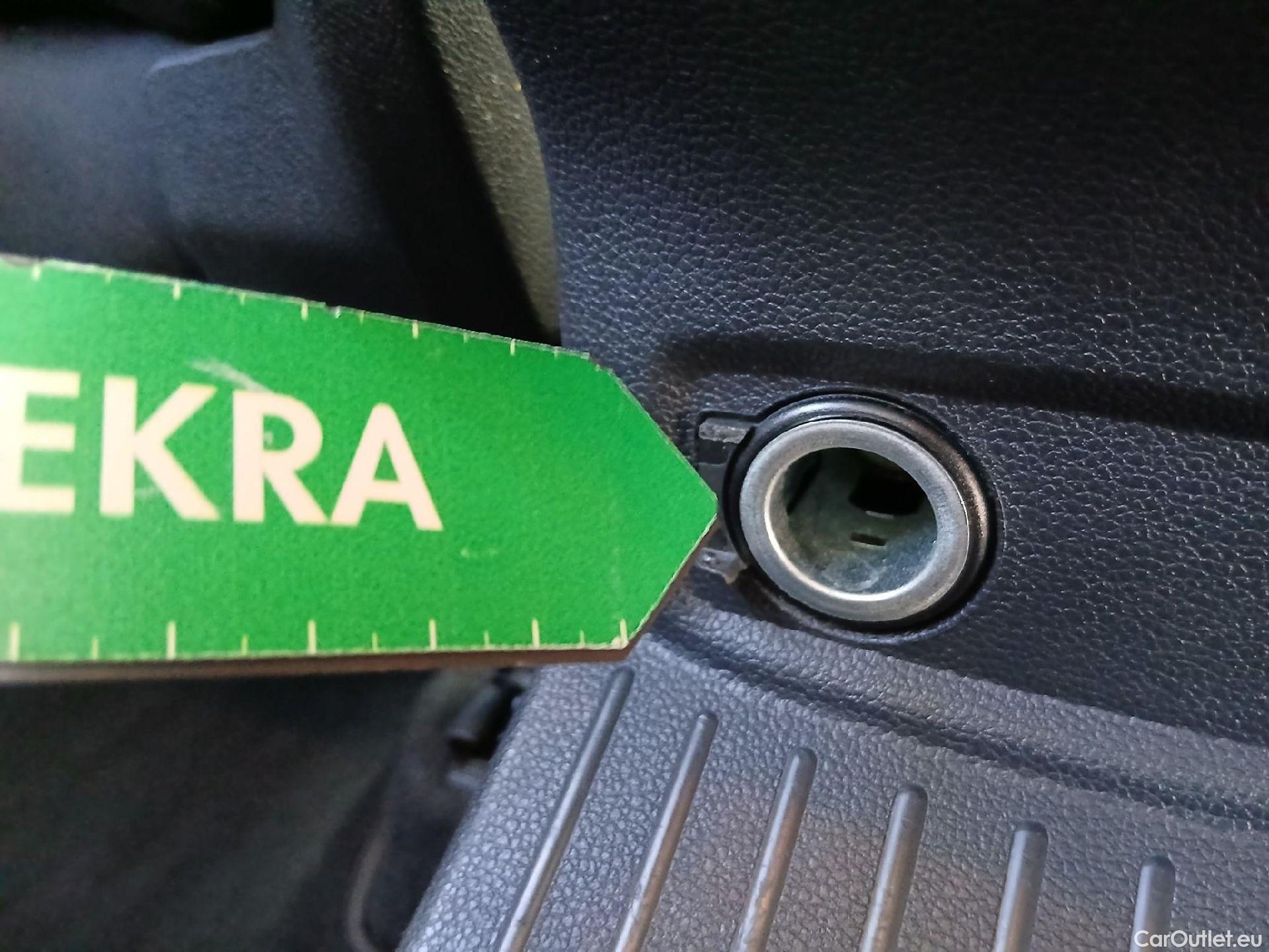  Volkswagen  T-ROC VOLKSWAGEN  / 2017 / 5P / todoterreno Advance 1.0 TSI 85kW (115CV) (CX) #55