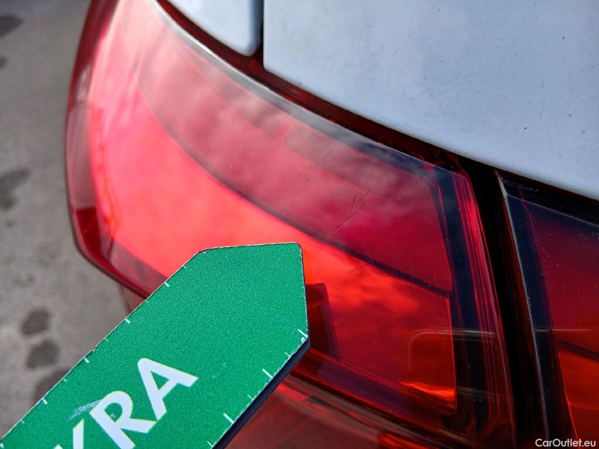  Volkswagen  T-ROC VOLKSWAGEN  / 2017 / 5P / todoterreno Advance 1.0 TSI 85kW (115CV) (CX) #30