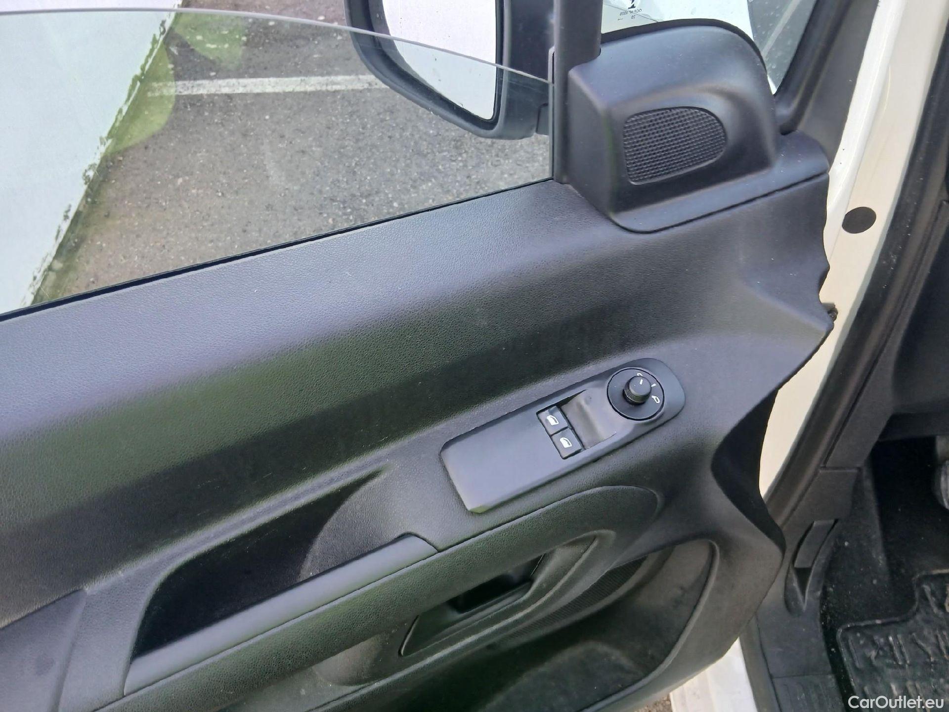  Citroen  Berlingo CITROEN  / 2018 / 4P / combi Talla M BlueHDi 100 S&S LIVE (IND) #43