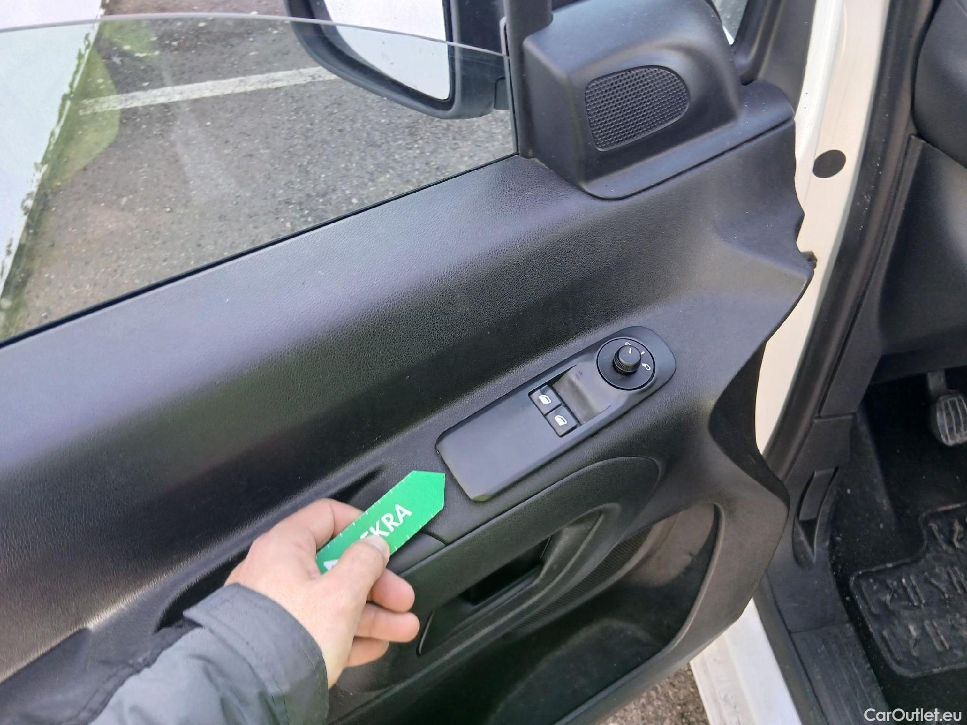  Citroen  Berlingo CITROEN  / 2018 / 4P / combi Talla M BlueHDi 100 S&S LIVE (IND) #44