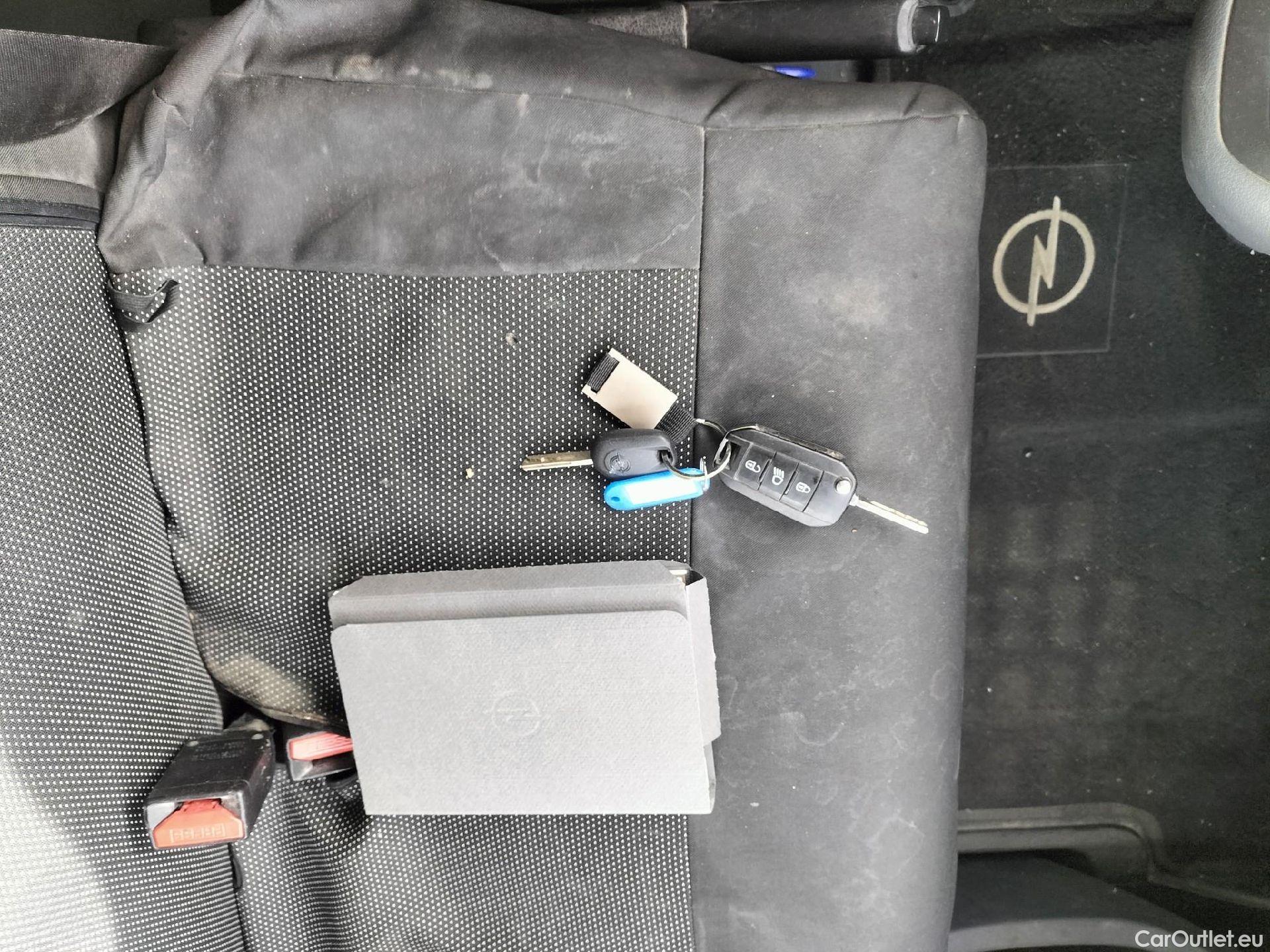  Opel  Vivaro OPEL  / 2019 / 4P / furgón 1.5 D 88kW (120CV) M Std Express M.P. DC #1