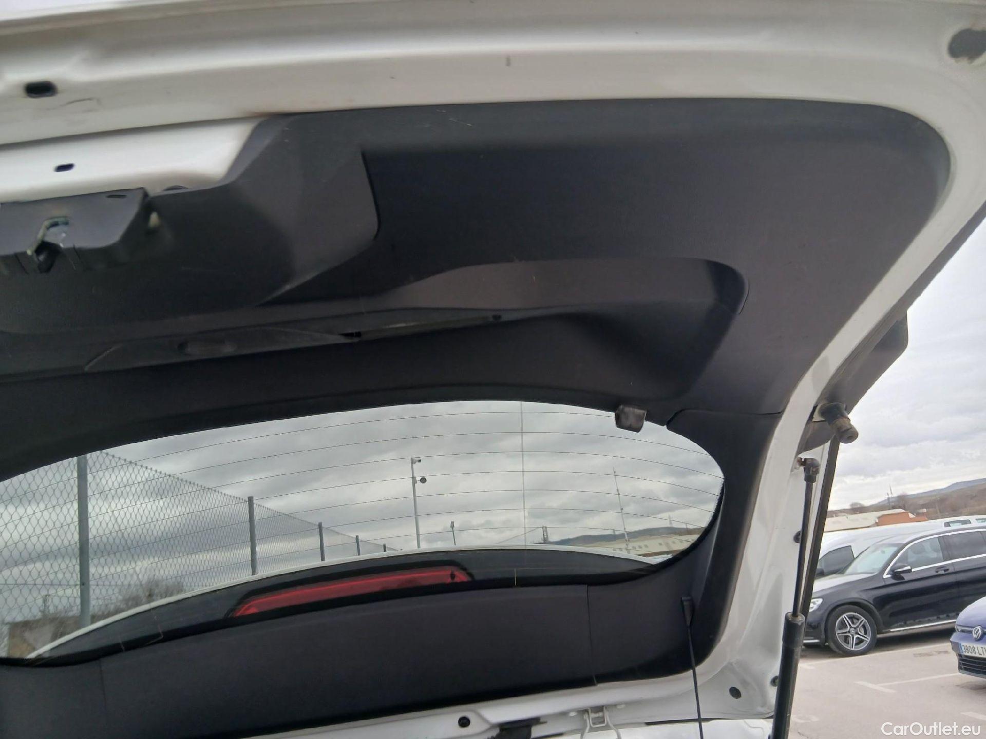  Peugeot  2008 PEUGEOT  / 2019 / 5P / todoterreno Allure BlueHDI 81kW (110CV) #23