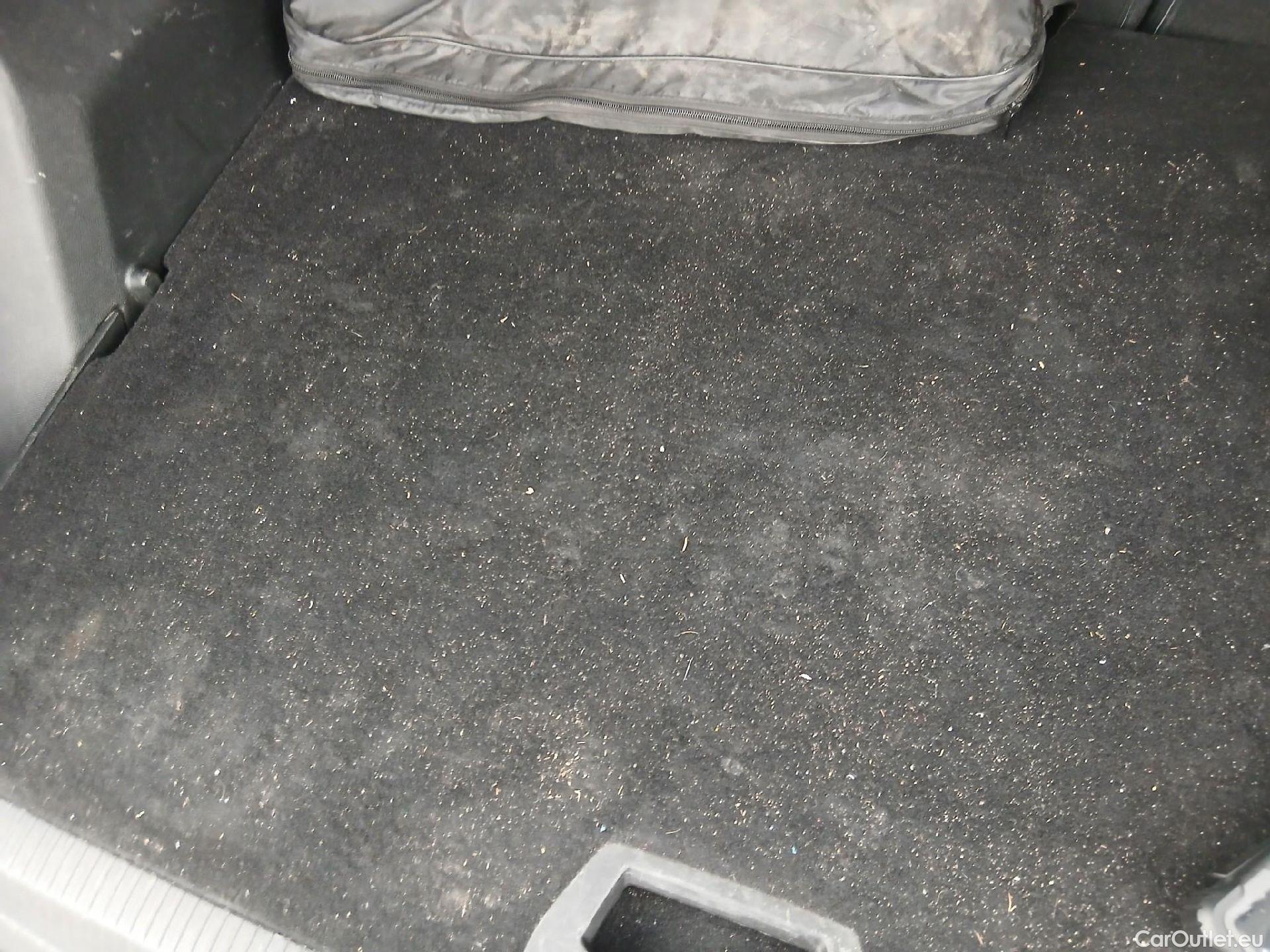  Peugeot  2008 PEUGEOT  / 2019 / 5P / todoterreno Allure BlueHDI 81kW (110CV) #26