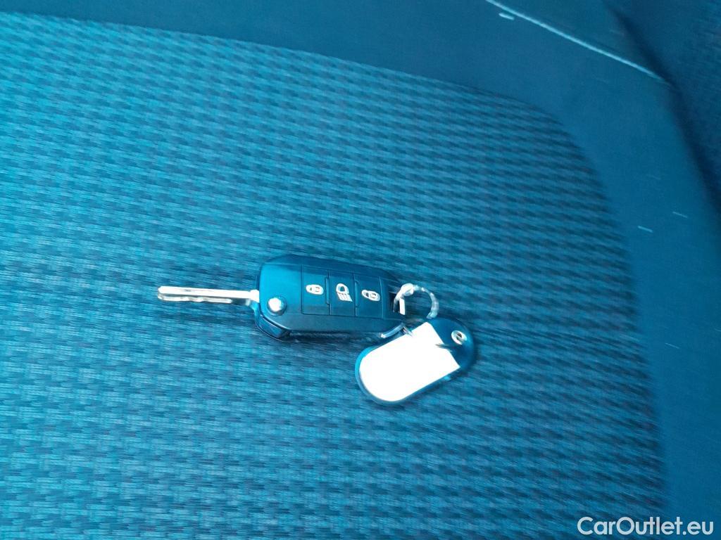  Peugeot  308 PEUGEOT  / 2017 / 5P / berlina con portón 5p Active Pack BlueHDi 130 S&S #1