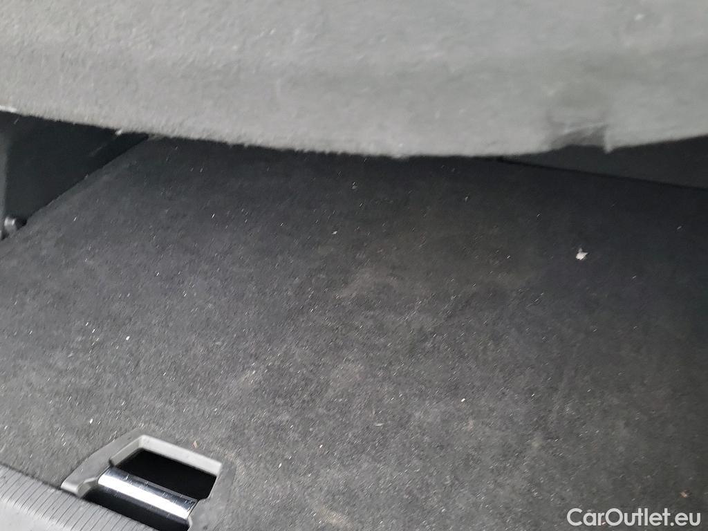  Peugeot  2008 PEUGEOT  / 2019 / 5P / todoterreno Allure Pack BlueHDI 81kW (110CV) (AC) #9