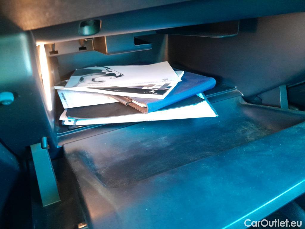  Peugeot  308 PEUGEOT  / 2017 / 5P / berlina con portón 5p Active Pack BlueHDi 130 S&S #6