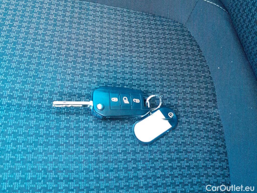  Peugeot  308 PEUGEOT  / 2017 / 5P / berlina con portón 5p Active Pack BlueHDi 130 S&S #2