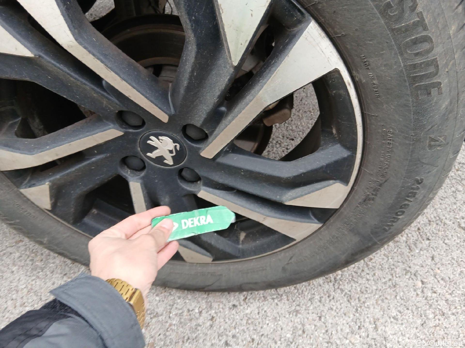  Peugeot  2008 PEUGEOT  / 2019 / 5P / todoterreno Allure BlueHDI 81kW (110CV) #13