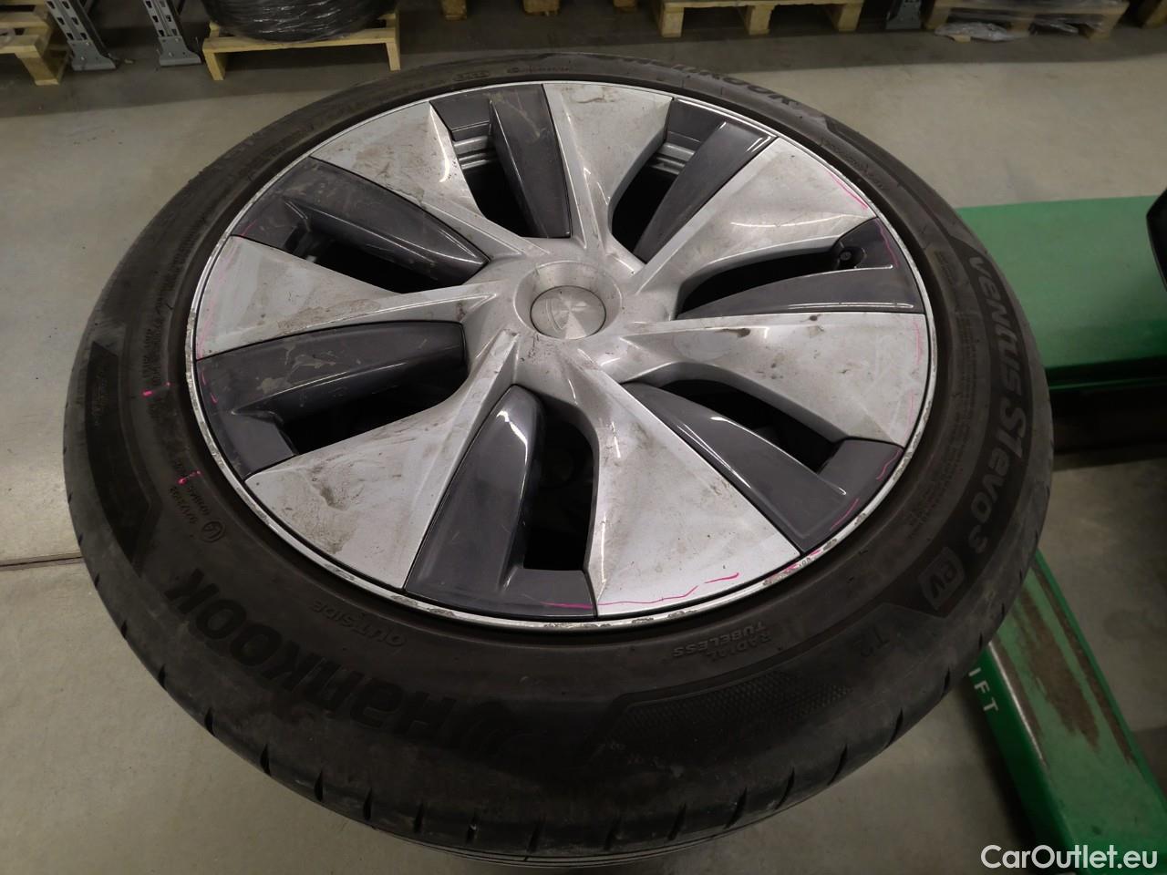  Tesla  Model Y  Long-Range AWD #2