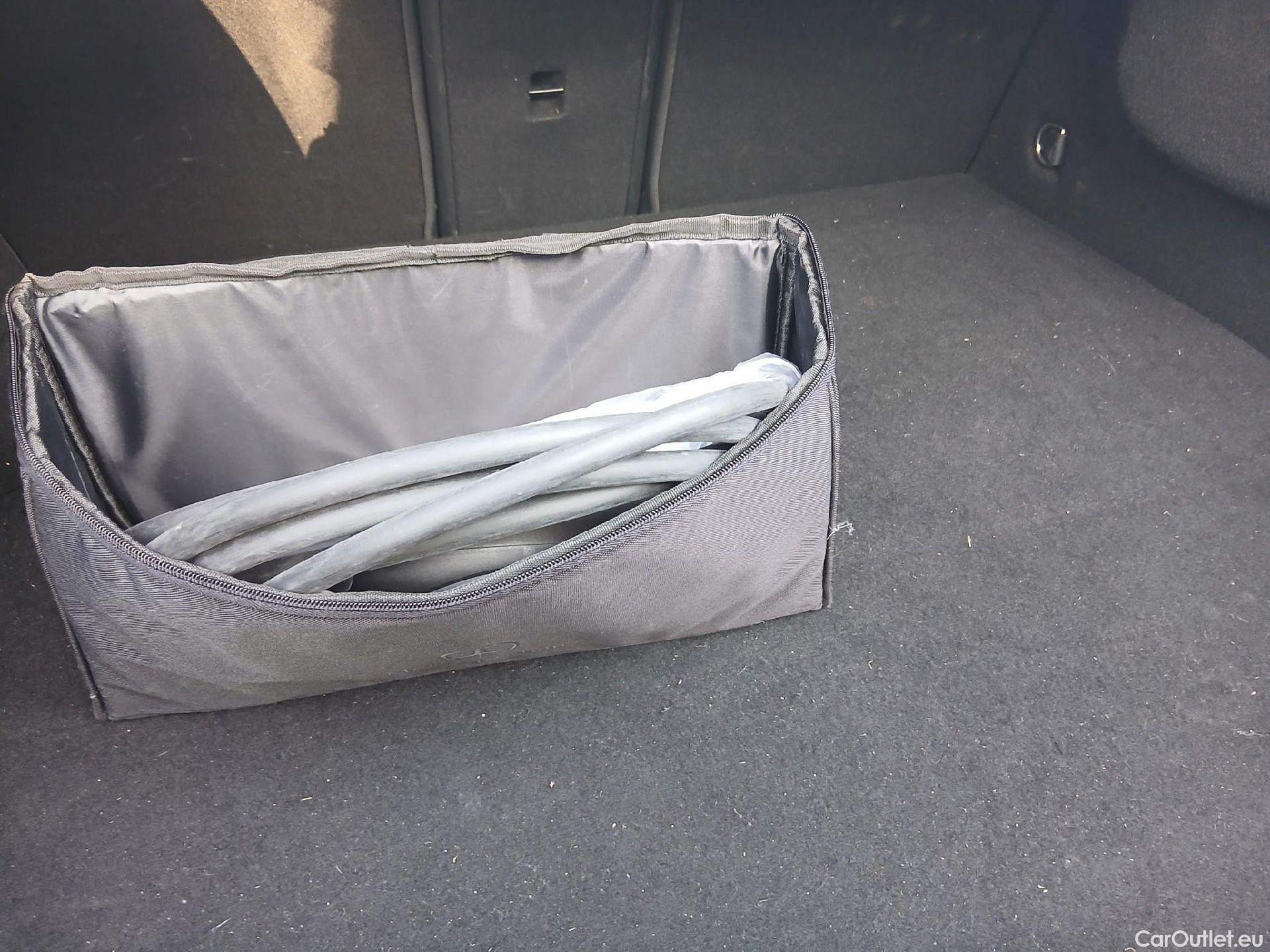  Mercedes  A-Klasse MERCEDES-BENZ Clase A / 2018 / 4P / sedán Sedán A 250 e #60