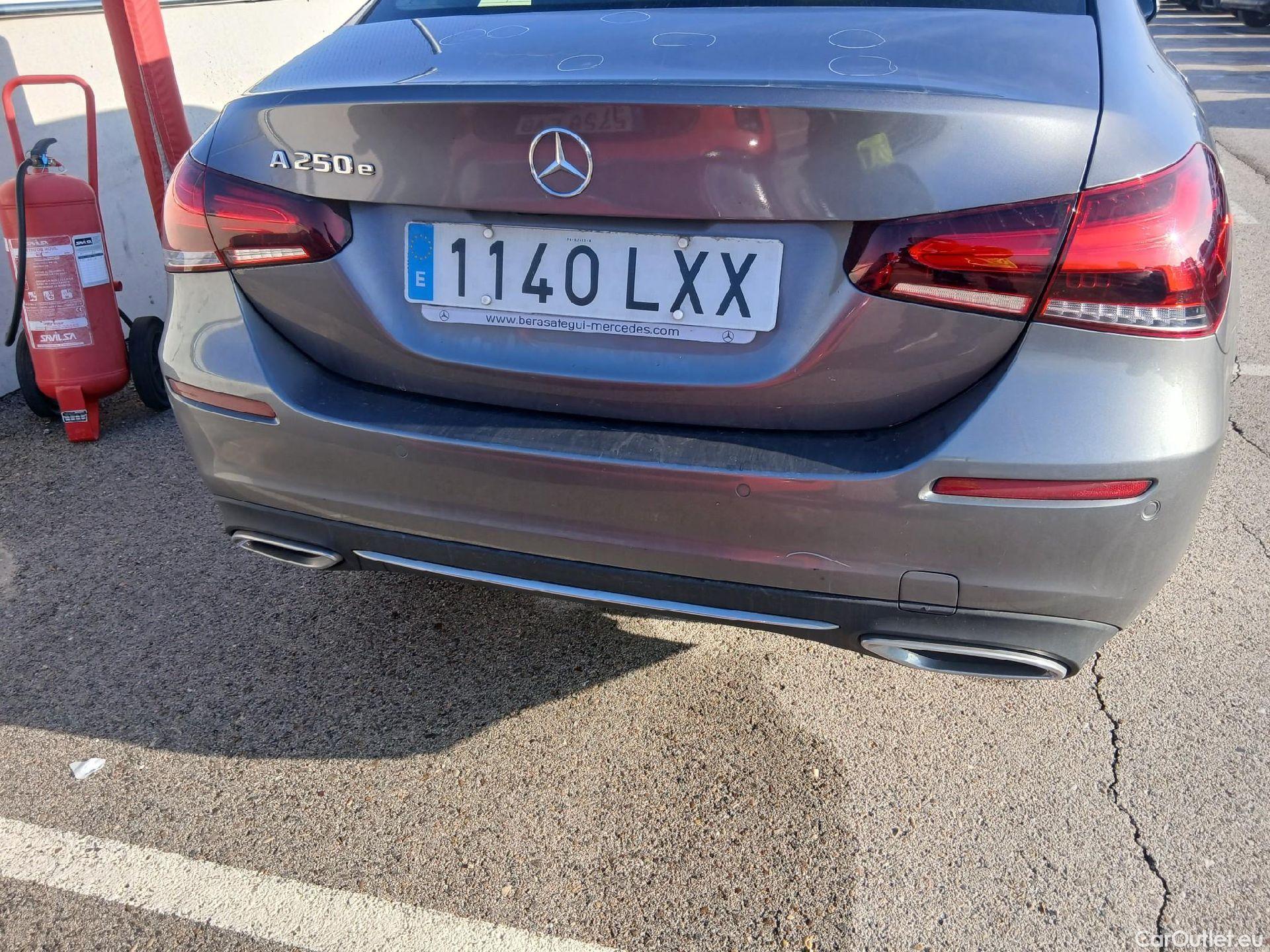  Mercedes  A-Klasse MERCEDES-BENZ Clase A / 2018 / 4P / sedán Sedán A 250 e #28