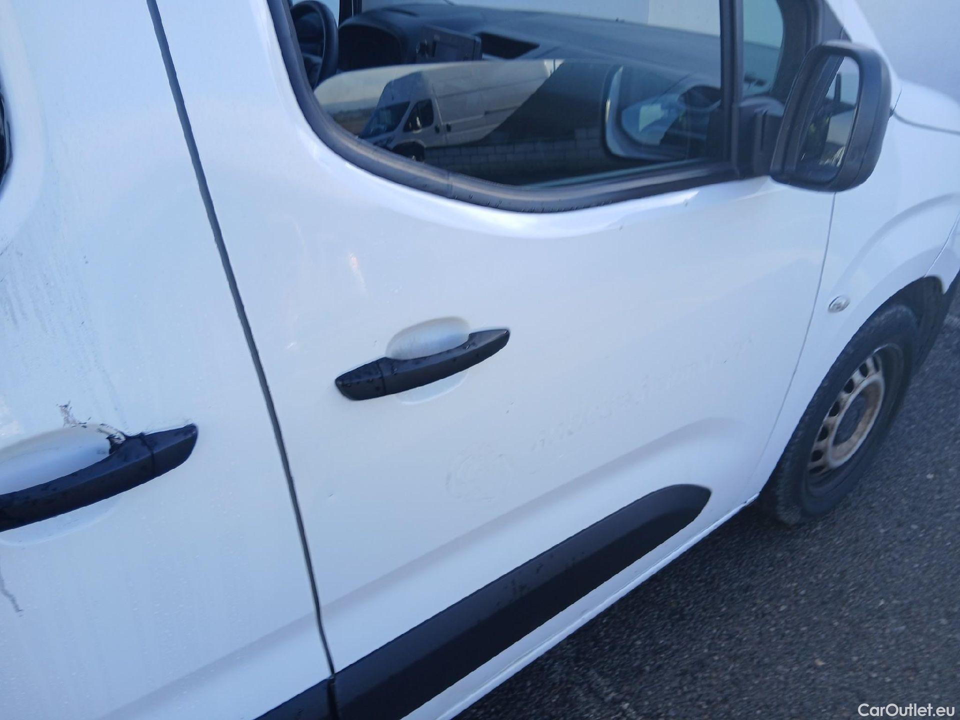  Citroen  Berlingo CITROEN  / 2018 / 4P / combi Talla M BlueHDi 100 S&S LIVE (IND) #27