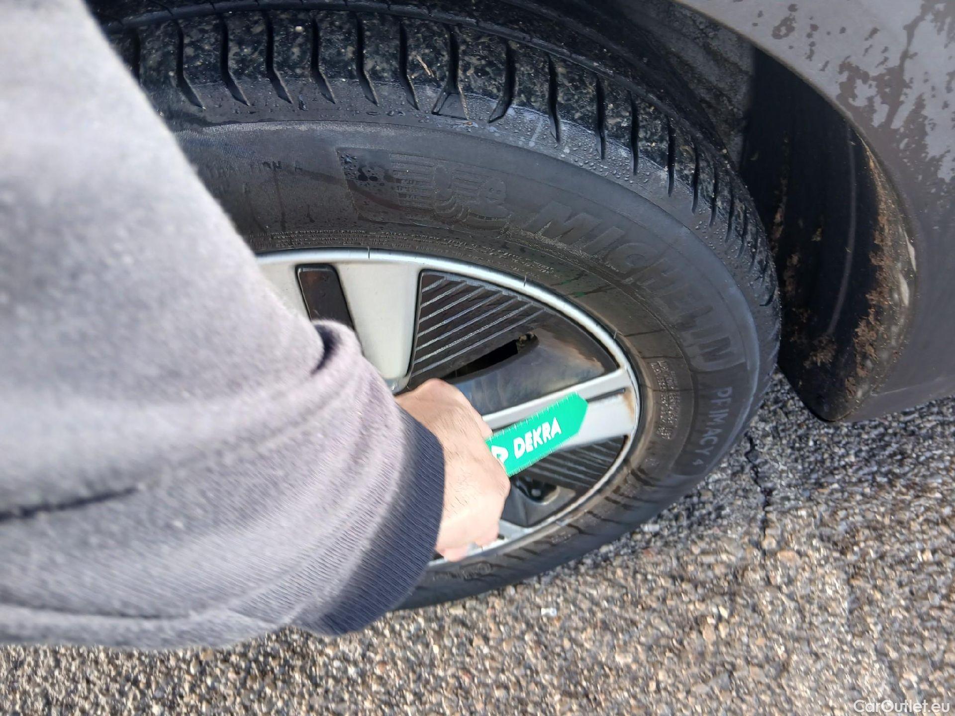  KIA  Niro KIA  / 2019 / 5P / crossover 1.6 GDi HEV 104kW (141CV) Drive #5