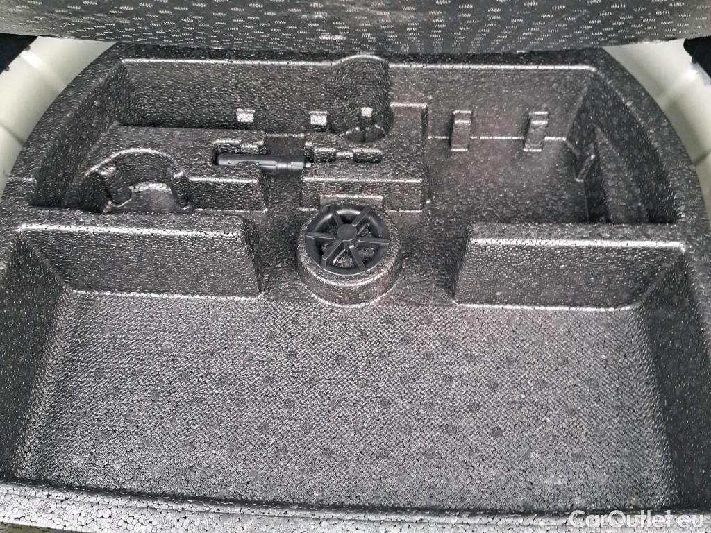  KIA  Niro KIA e- / 2016 / 5P / crossover e- 150kW (204CV) Drive (Long Range) #9