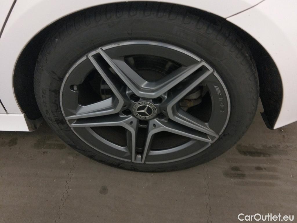  Mercedes  A-Klasse MERCEDES-BENZ Clase A / 2018 / 5P / berlina con portón A 200 d 4MATIC #3