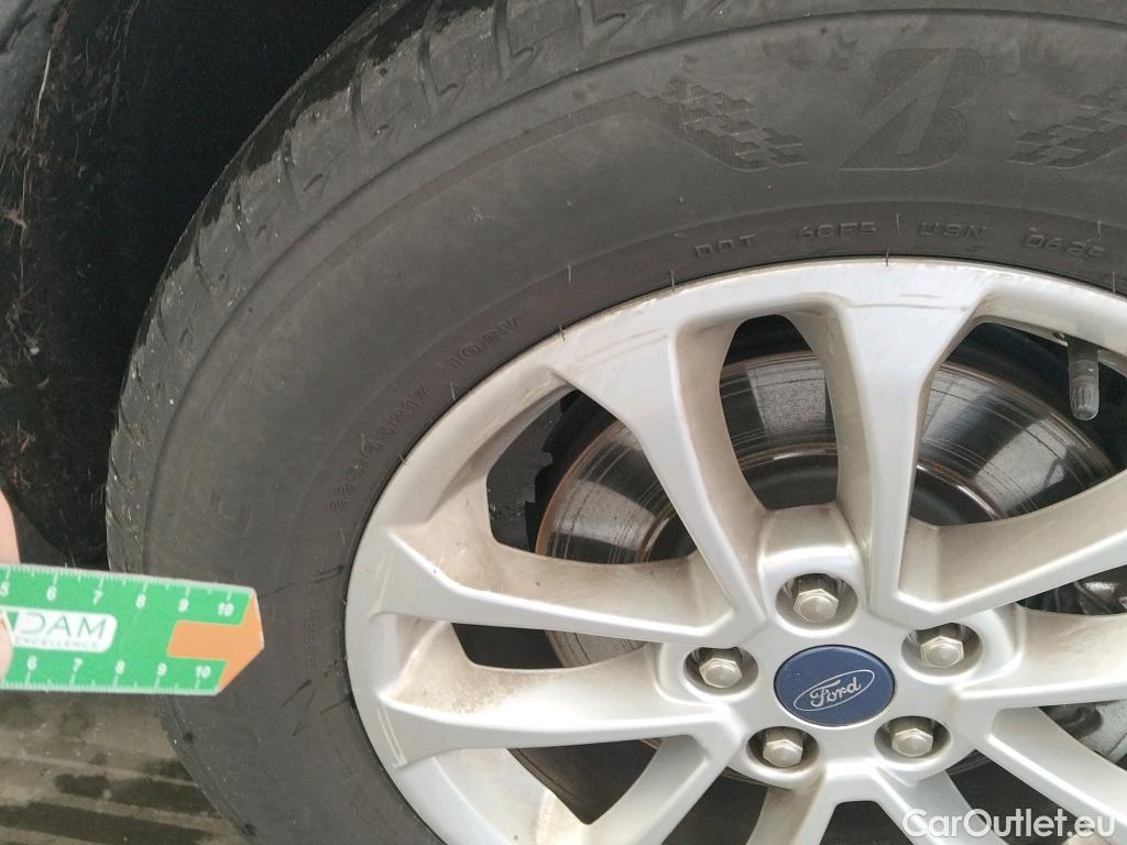  Ford  Kuga FORD  / 2019 / 5P / todoterreno Titanium 2.5 Duratec FHEV 140kW Auto #8