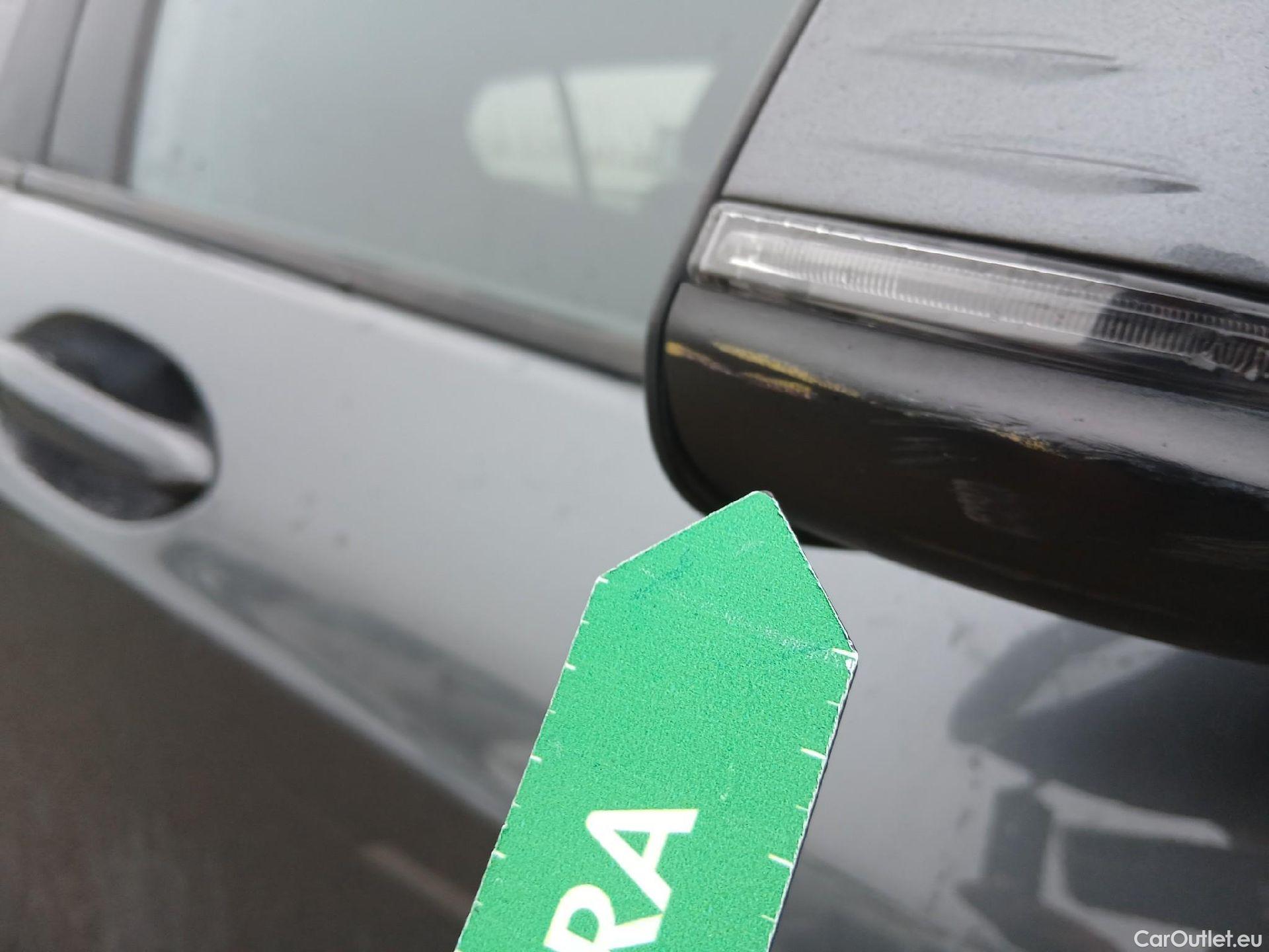  Bmw  Serie 1 BMW  / 2019 / 5P / berlina con portón 118i #32