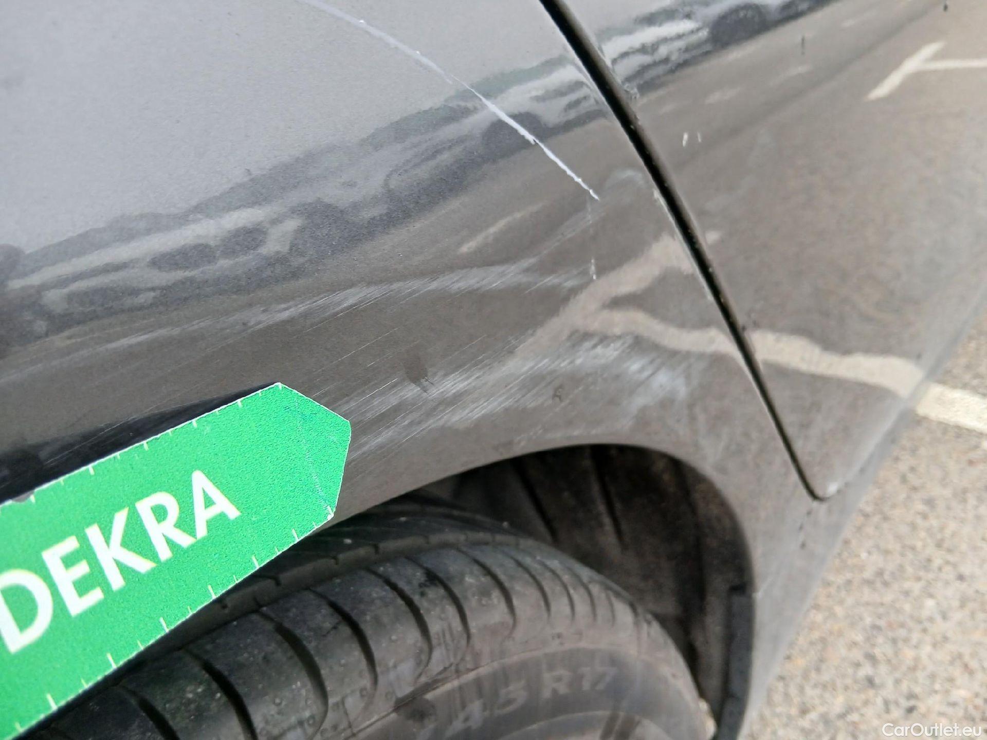  Bmw  Serie 1 BMW  / 2019 / 5P / berlina con portón 118i #26